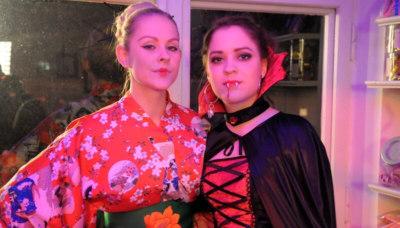 Yvi und Kathi amüsieren sich als Geisha und Vampirbraut bei der Faschingsparty im Jugendzentrum. Von links: Yvonne Preissinger (Alexa Eilers), Katharina Benninger (Carina Dengler). Weitere Bilder finden Sie unter www.br-foto.de. – Bild: BR/​Jo Bischoff