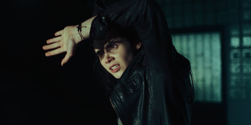 Duell in der Nacht: Theo kennt Zelda (Havana Joy) gegenüber keine Gnade. – Bild: Frank Dicks /​ ZDF