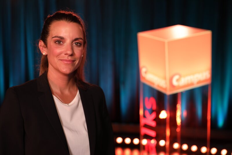 Diesmal erläutert die Strafrechtlerin Nina Nestler (im Bild) von der Universität Bayreuth, was sich hinter dem Begriff „Dual Use“ verbirgt – und wie die Risiken einer globalen und vernetzten Welt unsere Strafrechtsordnung verändern. Und der Biologe Heiko Lickert vom Helmholtz-Zentrum für Gesundheit und Umwelt in München verrät uns, mit welcher neuen Entdeckung künftig die Ursachen von Diabetes bekämpft werden könnten. – Bild: Benedikt Preisinger /​ BR