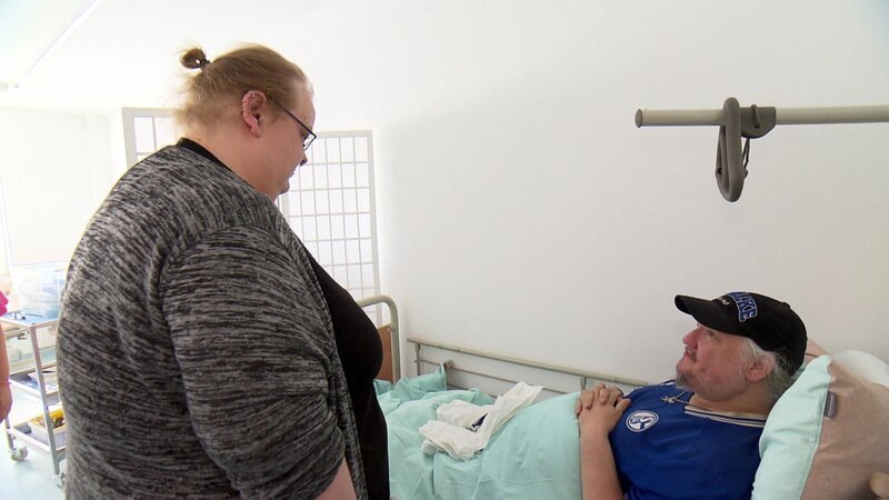 Dieter (49) ist mit seiner Freundin Rena (36) nach Voerde gekommen, um sich unters Messer zu legen. Endlich steht die lang ersehnte Operation an, bei der er Zahnimplantate bekommt. – Bild: RTLZWEI