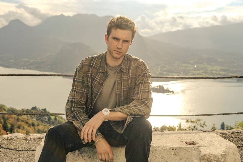 Mit den Entführungen hat Mathias (Léo Legrand) sein Ziel verfehlt, die Großkonzerne zu einer sauberen Politik zu zwingen. – Bild: ZDF und Nicolas Velter