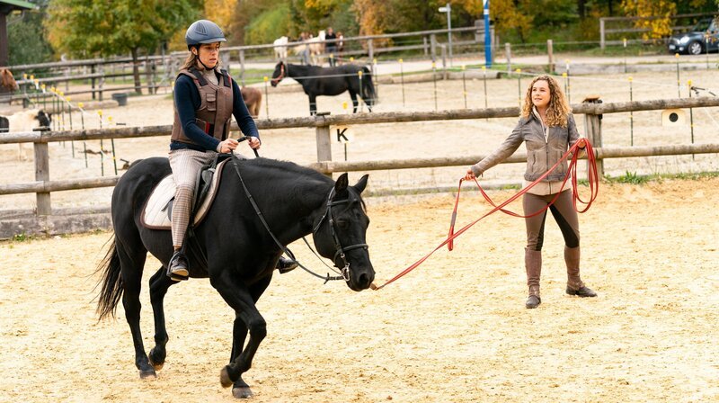 Rike (Klara Deutschmann, re.) will der Lehrerin Lina Ackert (Anne Schäfer) helfen, ihre Ängste durch eine Therapie zu überwinden. – Bild: ARD Degeto/​Marc Reimann