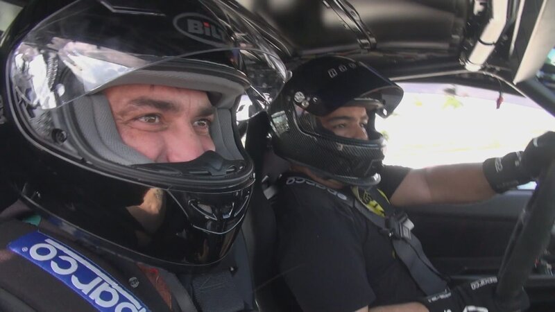Helmpflicht und Sicherheitsgurte: Bei „Street Racing Made Safe“ wird Sicherheit großgeschrieben. – Bild: ZDF