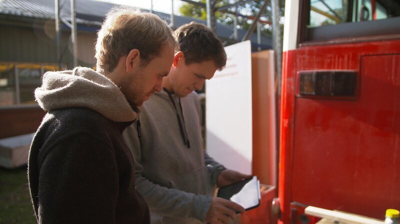 Vincent Matz und sein Bruder Bendix haben schon etliche VW-Busse umgebaut. Der Linienbus soll ihr Meisterstück werden. – Bild: NDR