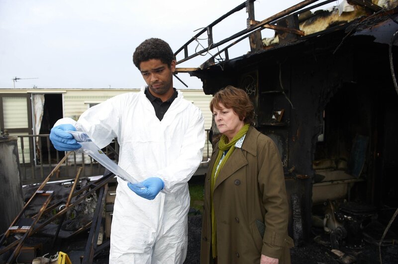Dr. Marcus Summer (Kingsley Ben-Adir, l.); Vera Stanhope (Brenda Blethyn, r.). – Bild: PLURIMEDIA (ITV Global Entertainment Ltd)