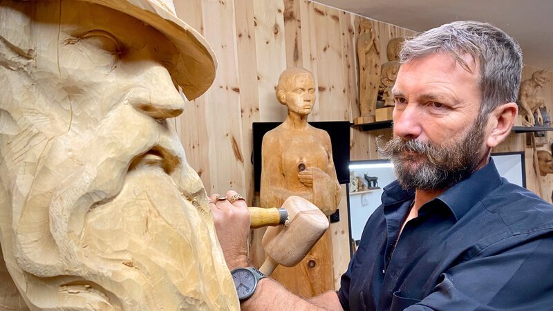 Holzbildhauer Rupert Kreuzer. – Bild: ORF/​Papke Film