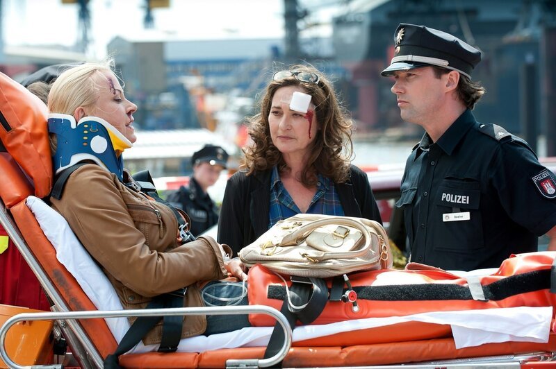 Mattes (Matthias Schloo, r.) trifft bei der Massenkarambolage auf seine Mutter Dörte Seeler (Charlotte Schwab, M.), die im Auto der verletzen Anna Bülow (Jenny Elvers-Elbertzhagen, l.) ein Baby gesehen haben will, was diese jedoch bestreitet. – Bild: PLURIMEDIA (ZDF /​ Boris Laewen)