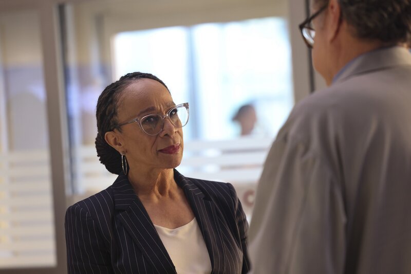 S. Epatha Merkerson als Sharon Goodwin – Bild: NBC /​ George Burns Jr/​NBC /​ Episodic /​ NBCUniversal Media, LLC