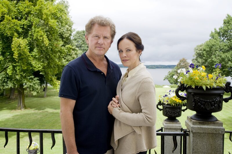 Bengt (Miroslav Nemec, links) freut sich, nach einem längeren Aufenthalt in den USA seine Schwester Louise (Sonja Kirchberger, rechts) wieder zu sehen. – Bild: Romance TV