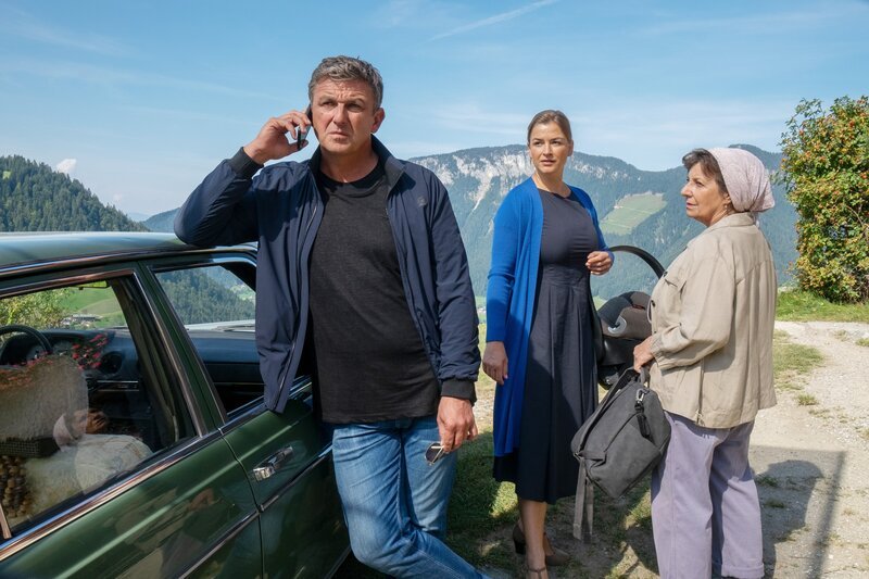 Der Kampf um das Sorgerecht seines Sohns nimmt Martin (Hans Sigl, l.) sichtlich mit. Anne (Ines Lutz, M.) und Lisbeth (Monika Baumgartner, r.) machen sich große Sorgen. – Bild: Heimatkanal