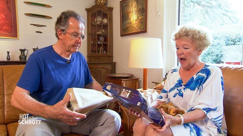 Ingrid und Otto testen das „Selfie Mic“. – Bild: RTL