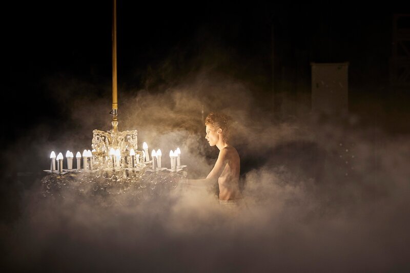 Julia Riedler als Fräulein Else am Volkstheater Wien. – Bild: ZDF und Marcel Urlaub