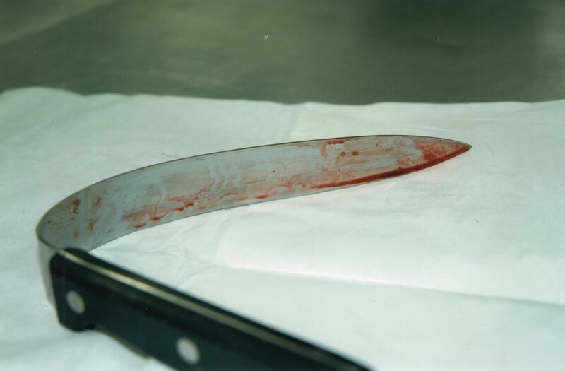 Mit diesem Messer wurde Regina B. in ihrem Bett erstochen. Der Täter hat massiv auf die 39-Jährige eingestochen, so dass die Tatwaffe verbogen ist. – Bild: Polizei Elmshorn /​ ZDF