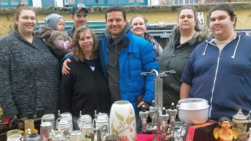 Trödelexperte Marco Heuberg (Mitte) mit Michaela (2.v.re.) und deren Familie – Bild: RTL 2