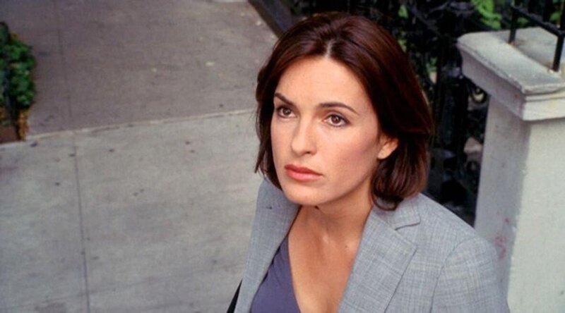 Eine junge Frau ist aus dem Fenster ihrer Wohnung zu Tode gestürzt. Schockiert sieht sich Detective Olivia Benson (Mariska Hargitay) den blutigen Tatort an. – Bild: RTL /​ Universal /​ Ein tiefer Fall