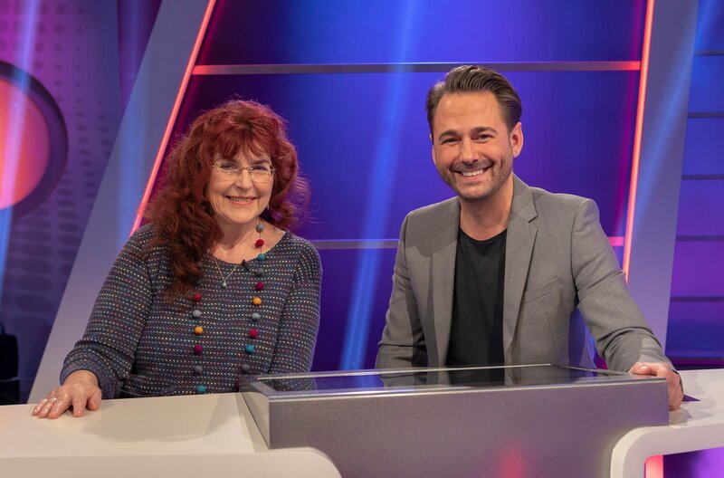 Schauspielerin Alice Hoffmann bildet mit Wissenschaftsjournalist und Schlagerstar Dennis Wilms ein schlagkräftiges Rateteam beim Wissensquiz „Meister des Alltags“. – Bild: SWR/​Sabine Stumpp