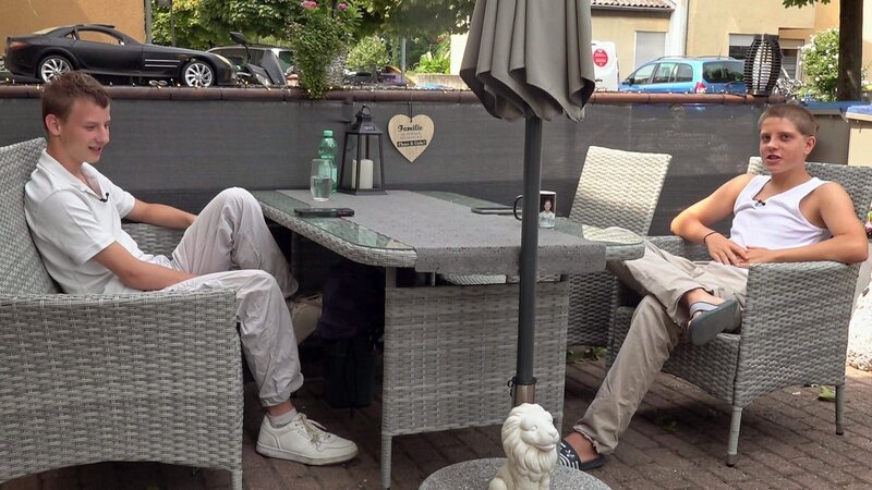 Niclas (li.) und Lars sind Nachbarn und Freunde. Da trifft es sich gut, dass beide gerade viel Freizeit haben. – Bild: RTLZWEI