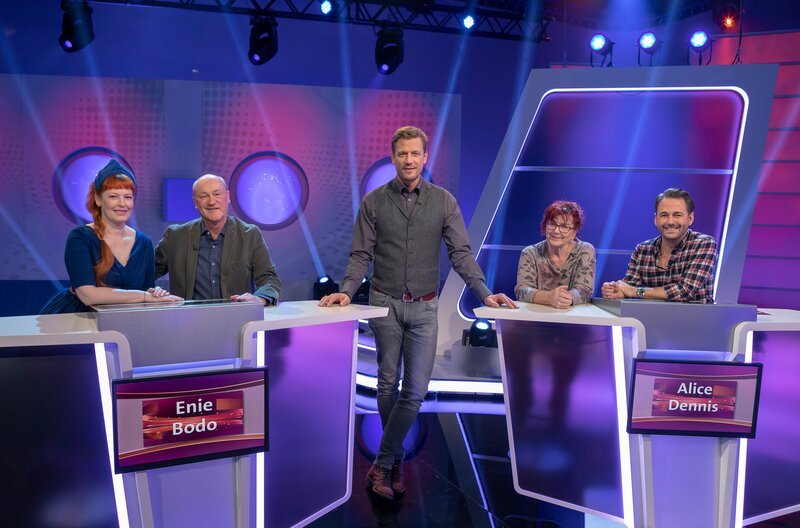 Moderator Florian Weber stellt in seinem Wissensquiz die Alltagstauglichkeit seiner prominenten Kandidaten auf die Probe. „Meister des Alltags“ spendet seinen Gewinn einem guten Zweck. v.li. Enie van de Meiklokjes, Bodo Bach, Florian Weber, Alice Hoffmann und Dennis Wilms – Bild: SWR/​Sabine Stumpp