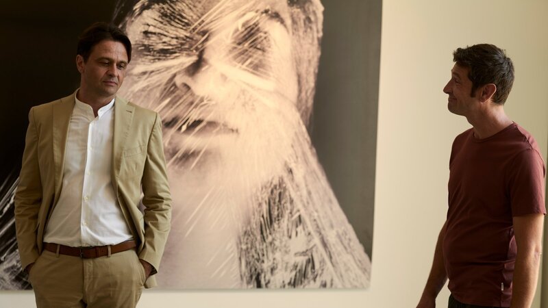 Bezirksinspektor Klaus Lechner (Andreas Kiendl, r.) spricht mit Galerist Uwe Springer (Michael Rotschopf, l.) über Johann Mensings Arbeiten. – Bild: ZDF