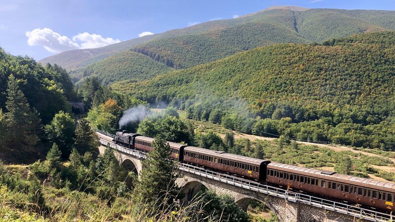 Fast 700 Höhenmeter muss die Dampflok bewältigen bis sie den Scheitel-Tunnel erreicht. Die Strecke ist teilweise bis zu 28 Promille steil. – Bild: ZDF und SWR/​Alexander Schweitzer