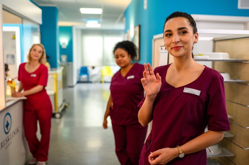 Von links: Mia Kunze (Antonia Döring), Zoe Breitner (Catherine Chikosi), Ava Edemir (Rona Özkan) – Bild: Julia Feldhagen /​ ZDF und Julia Feldhagen