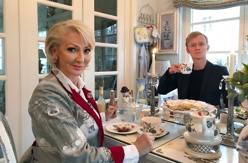 Teatime mit Désirée Nick: Sie kredenzt Pierre M. Krause Leckereien wie Eierlikör und Kuchen. – Bild: SWR/​Encanto