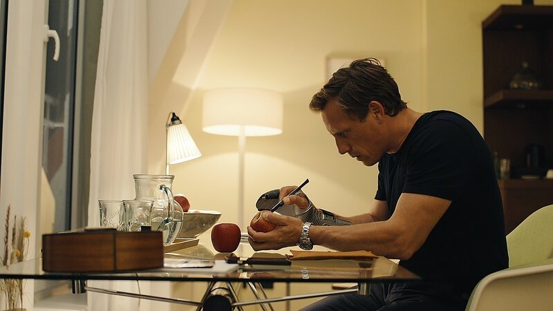 Dr. Neiss (Patrick Kalupa) versucht, ob er mit seiner verletzten Hand nicht doch ein Skalpell führen kann. – Bild: ZDF und Rudolf Wernicke