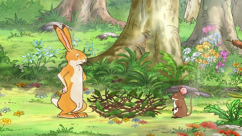 Der kleine braune Hase und die kleine Feldmaus bauen sich aus Zweigen ein Nest, um darin spielen zu können. – Bild: KiKA/​SLR Productions Australia Pty.Ltd./​Scrawl Studios Pte Ltd./​hr/​ARD