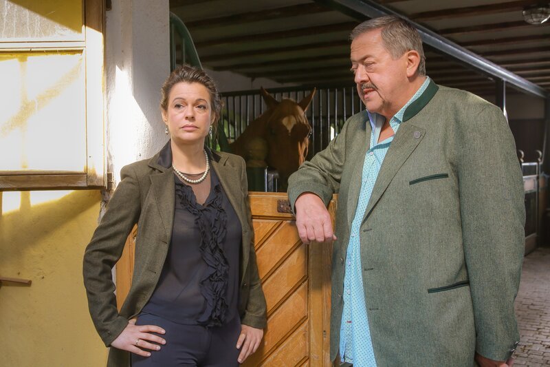 Dana Ritter (Suzan Anbeh, l.), die Ehefrau des Toten, gerät in den Fokus der Ermittlungen und wird von Kommissar Hofer (Joseph Hannesschläger, r.) befragt. – Bild: Christian A. Rieger – klick /​ ZDF