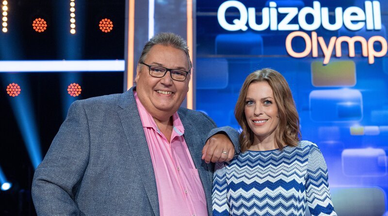 Die Kandidat:innen des Teams „Bingo“: Michael Thürnau (Moderator, l.) und Jule Gölsdorf (Moderatorin, r.). – Bild: ARD/​Arne Vollstedt