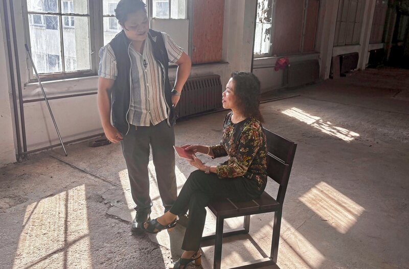 Tran Vy Dinh und seine Mutter Thi Nga Dinh wollen das alte Kaufhaus wiederbeleben – Bild: MDR