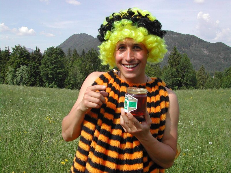 Moderator Willi Weitzel macht sich auf, das Leben der Bienen zu erkunden. – Bild: BR/​megaherz gmbh