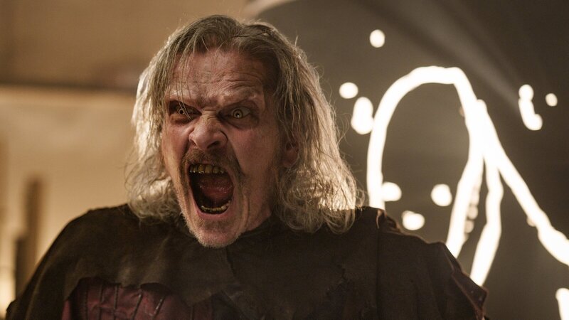 Der Rattenfänger (Götz Otto) stellt sich dem direkten Kampf mit den jungen Helden. Wird es ihm gelingen, sie zu vernichten und Hameln seinem Schicksal zuzuführen? – Bild: ZDF