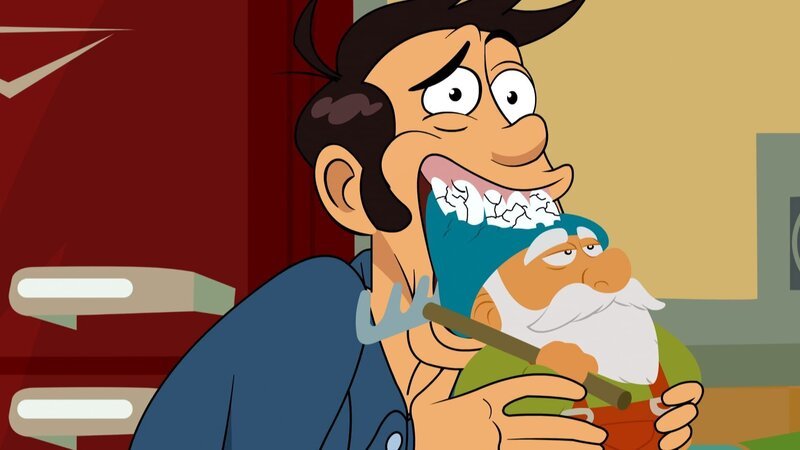 Papa William beißt genüßlich in den Wettbewerbs-Gartenzwerg-Kuchen, der sich leider als echter Gartenzwerg von Frau Plückhahn entpuppt. – Bild: NDR/​Bamboo Production/​Samka Productions