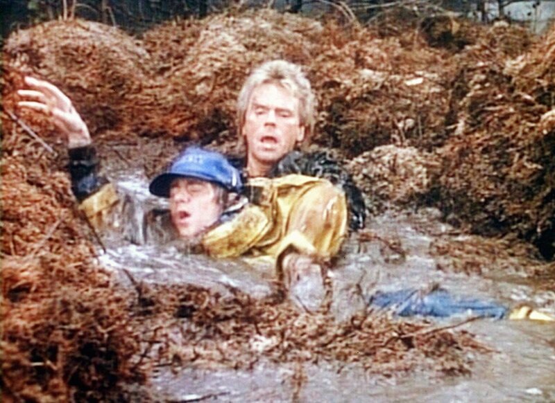 MacGyver (Richard Dean Anderson, r.) und Willis (Bruce Harwood, l.) stecken bis zum Hals im Dreck, aber es kommt noch schlimmer … – Bild: Kabel Eins Classics