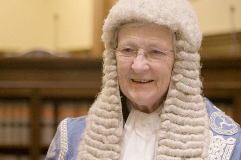 Clare Christian ist Parlamentspräsidentin auf der Isle of Man. – Bild: ZDF/​arte/​Martin Koddenberg