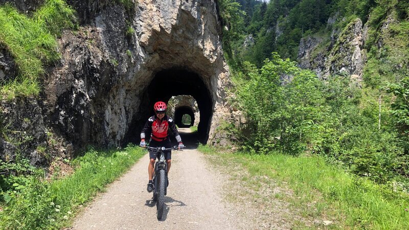 Unterwegs mit dem Fahrrad in Oberösterreich. – Bild: ZDF und HR/​Monika Birk