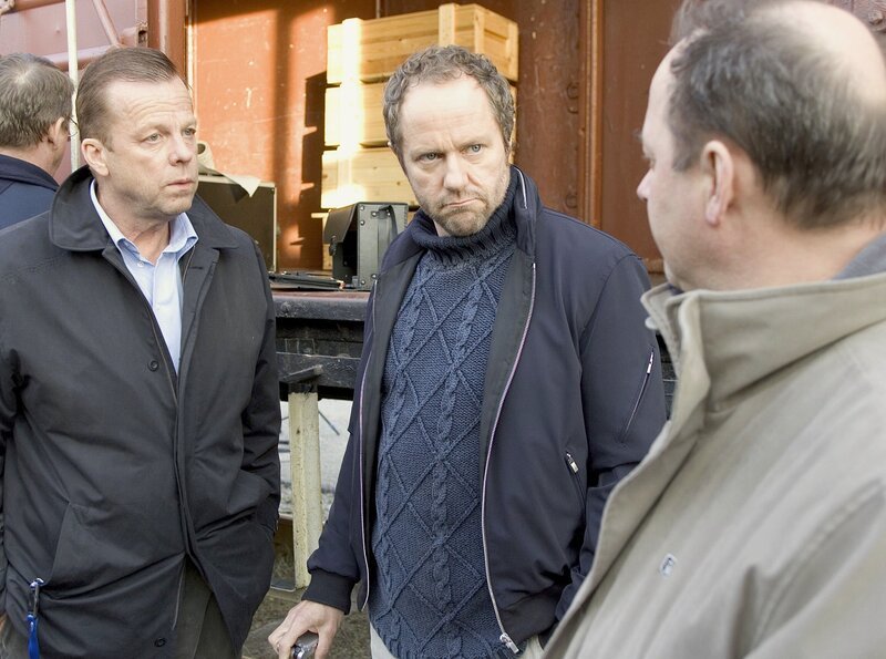 Kommissar Wallander (Krister Henriksson, li) und sein Kollege Martinsson (Douglas Johannsson, Mitte) lassen sich in die ersten Ermittlungsergebnisse einweihen. – Bild: MDR/​Degeto/​Lars Høgsted