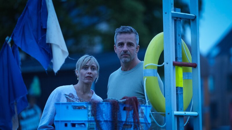 Marianne (Laura Drasbćk) und Flemming (André Babikian) können nicht glauben, was sie da sehen. – Bild: ZDF und Henrik Petit