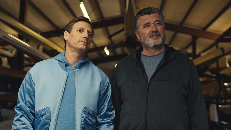 Moritz Neiss (Patrick Kalupa, l.) und sein neuer Ruderfreund Hartmut (Bruno F. Apitz, r.) träumen davon, wieder rudern zu können. Leider steht beiden momentan nur ein Arm zur Verfügung. – Bild: Rudolf Wernicke /​ ZDF und Rudolf Wernicke