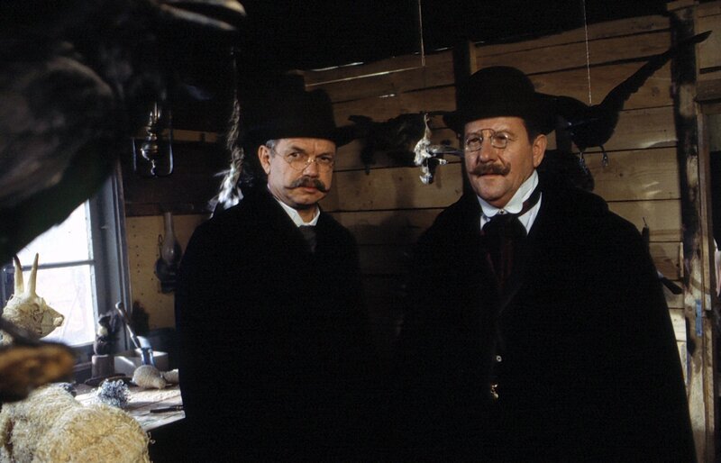 Polizist Grüner (Gerd Fitz, rechts) und der Kriminaler Ludwig Grandauer (Jörg Hube). – Bild: BR/​Tellux-Film GmbH