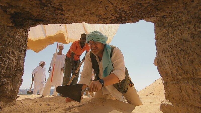 Aufregung in Qubbet el-Hawa – Alejandro Jiménez Serrano (r.) legt den Eingang zu einem neu entdeckten Grab frei. – Bild: ZDF /​ Windfall Films LTD.