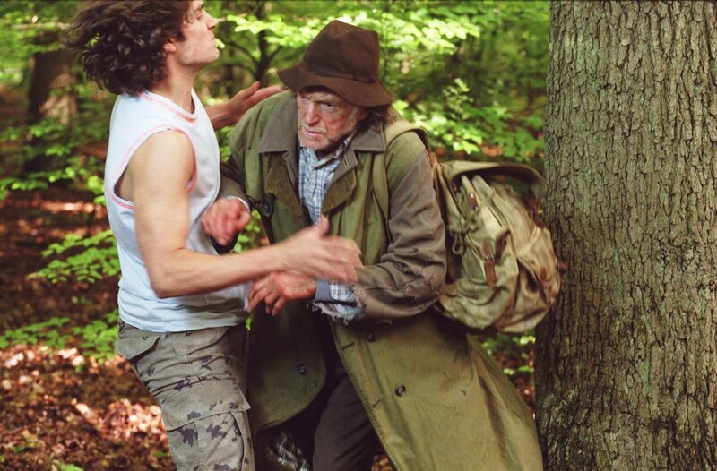 Simon Mayfield (Henry Cavill, l.) attackiert den obdachlosen Tom (David Bradley, r.). – Bild: ZDF