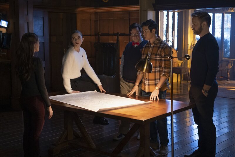 (v.l.n.r.) Hope Mikaelson (Danielle Rose Russell); Lizzie Saltzman (Jenny Boyd); Wade (Elijah B. Moore); Jed (Ben Levin); Alaric Saltzman (Matthew Davis) – Bild: The CW Network, LLC.