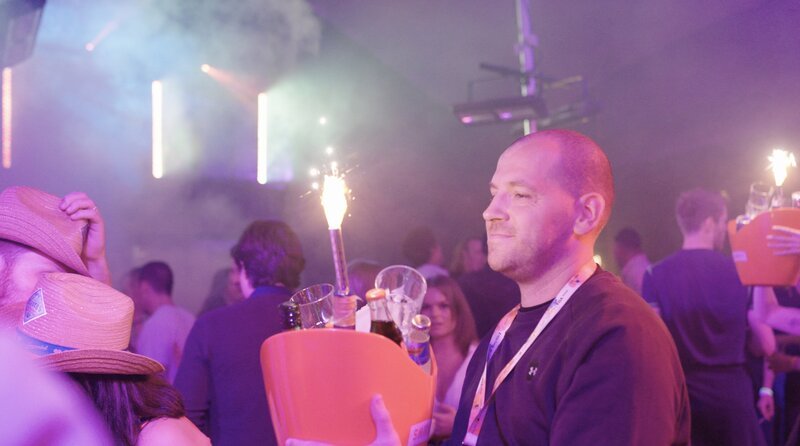 Timm Nowak ist Profi in Sachen Junggesellenabschied. Seit zehn Jahren führt der hauptberufliche Fahrlehrer an bis 30 Wochenenden im Jahr Gruppen aus Großbritannien durch die Clubs auf der Reeperbahn und kümmert sich auch um den Getränkenachschub. – Bild: SWR