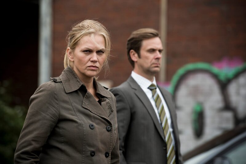 Helen Dorn (Anna Loos, l.) und Gregor Georgi (Matthias Matschke, r.). – Bild: ZDF und MARTIN_VALENTIN_MENKE