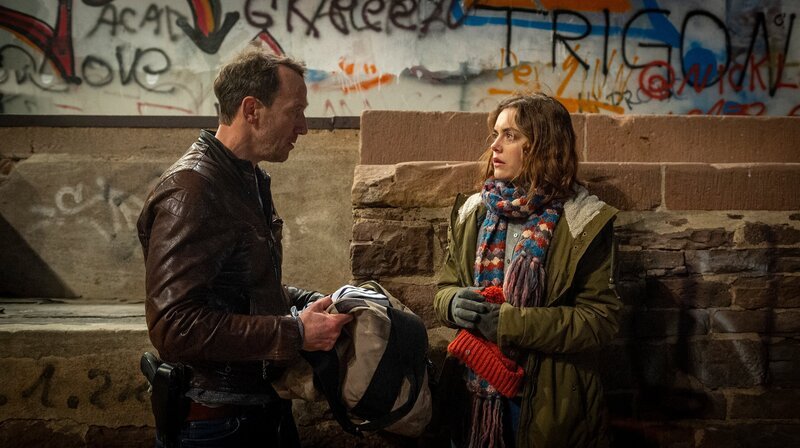 Falke (Wotan Wilke Möhring) erwischt Hanna (Valerie Stoll) auf frischer Tat – Bild: NDR/​Marc Meyerbroeker