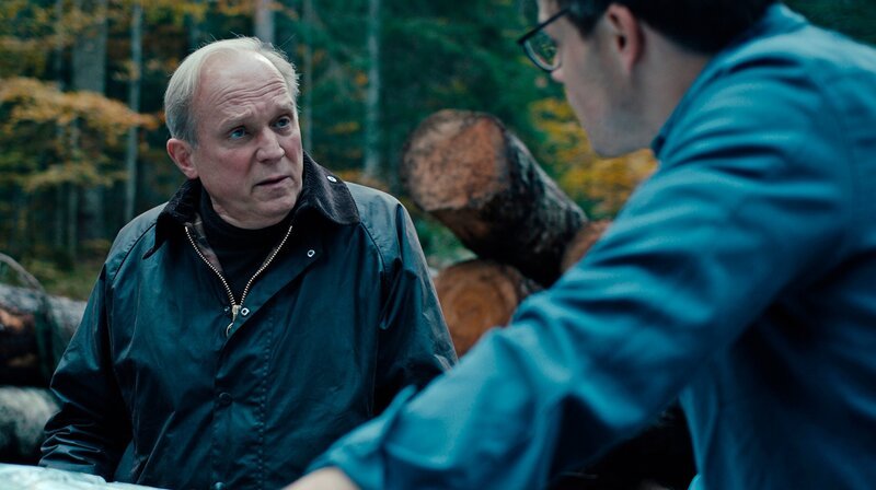 Albrecht (Ulrich Tukur, l) hat eine schwierige Beziehung zu seinem Sohn Ron (Merlin Rose). Dennoch macht er sich auf eigene Faust in den Bergen auf die Suche nach ihm und der verschwundenen Gruppe. – Bild: WDR/​Lailaps Pictures GmbH /​ X Filme Creative Pool GmbH /​ handwritten Pictures GmbH/​Telekom Deutschland GmbH