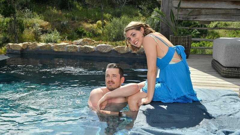Dem jungen Glück von Ina Rossi (Nicola-Rabea Langrzik) und Tino Möller (Felix Kreutzer) steht scheinbar nichts im Wege. – Bild: Romance TV