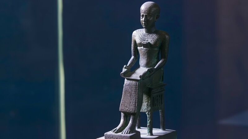 Die Imhotep-Statue aus der ptolemäischen Epoche wird im Imhotep-Museum in Sakkara ausgestellt. – Bild: ZDF und Label News – Label Image – 2023